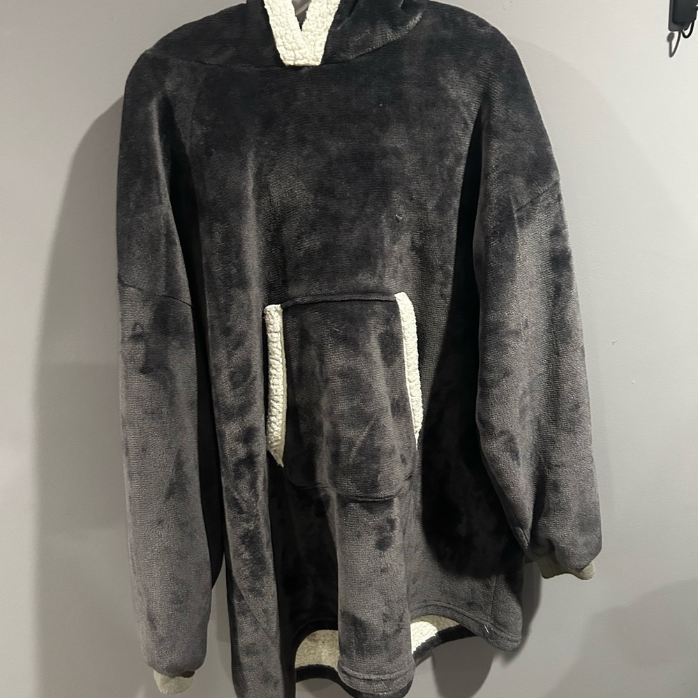 Cozy Oversized Sherpa Blanket Hoodie – Charcoal & Cream Inside